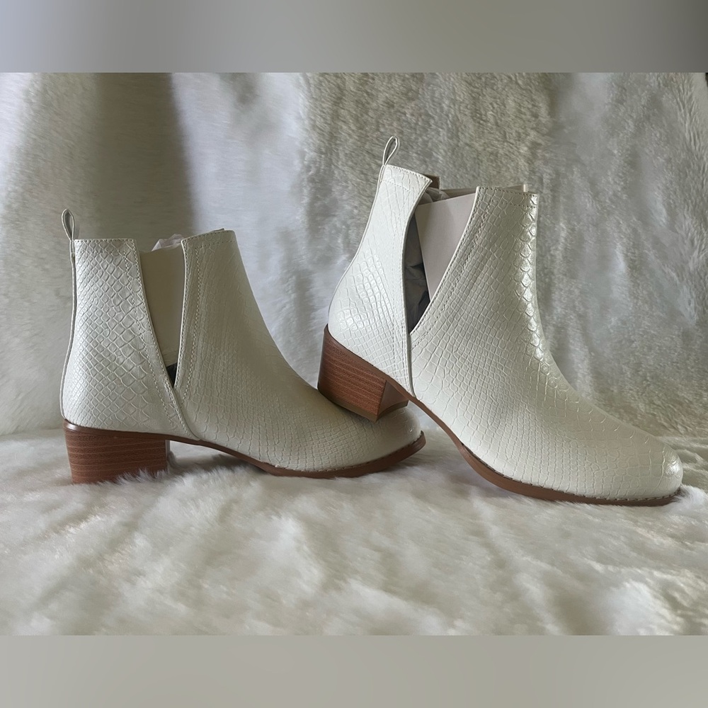 Today ONLY! $25 Elegant White Ankle Boots